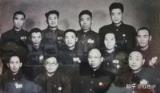 第四野战军12名代表合影，近一半属虎，韩先楚坐在中间。